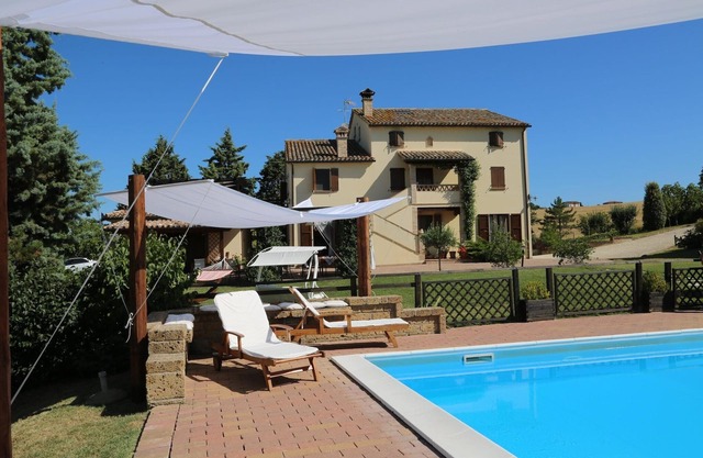 Casa rural en Marche con piscina y vistas