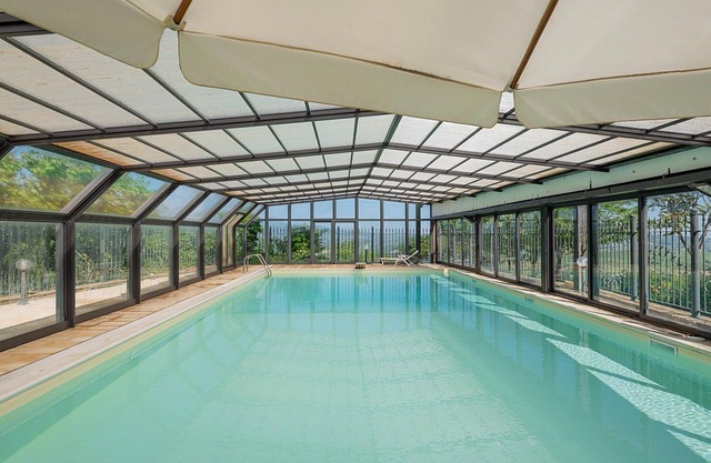 Villa en la cima de una colina con piscina