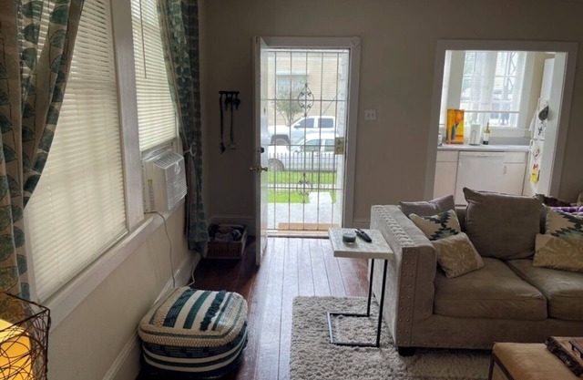 Mardi Gras studio located on parade routes and two miles from Superdome!