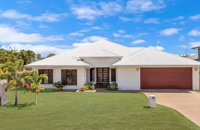Edge Water 2 minutes from the beach with a pool!