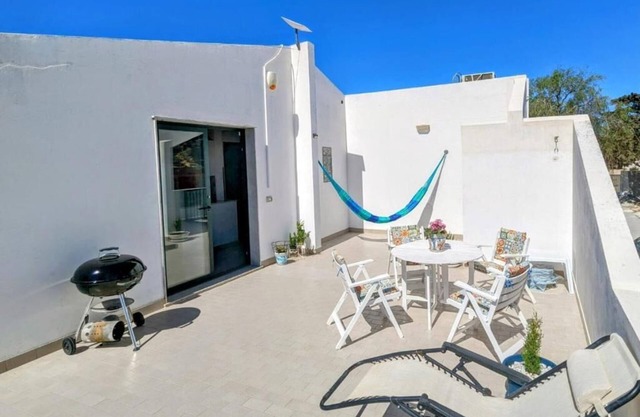 Hermoso apartamento vacacional con terraza vista al mar y parqueo privado