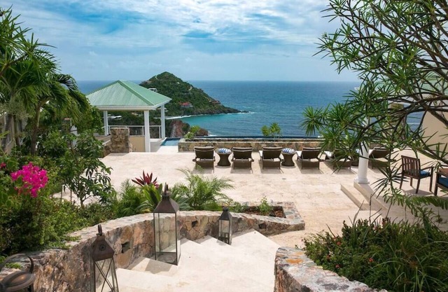 Maria Bluff Main House- Modern Renovations, Private Pool, Ocean Front Views, and