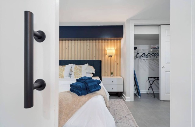 Marietta Square Suites - Suite2 - Modern Apartment
