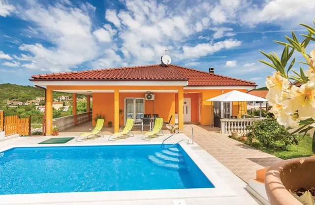 MARIKA Holiday House with Pool