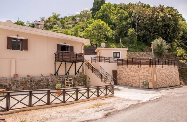 El Marika Traditional Home está situado en Élos con vistas a la montaña.