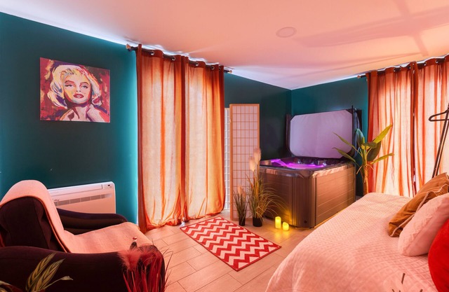 Marilyn Monroe Suite - 4P with Private Jacuzzi