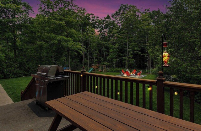 MariMax Spacious Family Beach House – Sauna, Hot Tub, Yard – on Georgian Bay