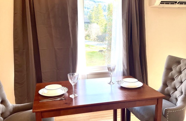 Marina Side 2 Bedroom 1 Bathroom Updated Apartment
