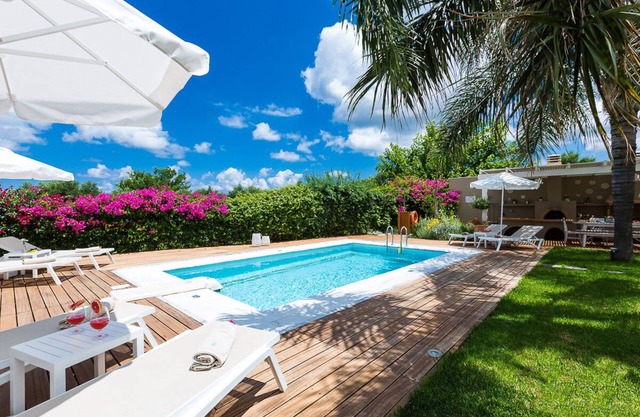 Villa Marina! Diseño moderno, piscina privada de 30 m2, cerca de la playa y tiendas.