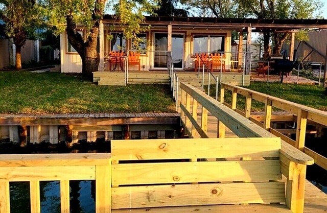 Marina’s Cozy Cottage. Family friendly with cold AC in summer and warm winters!