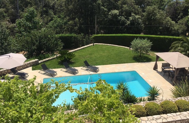 Alpes marítimos, villa tranquila con piscina climatizada y gran jardín