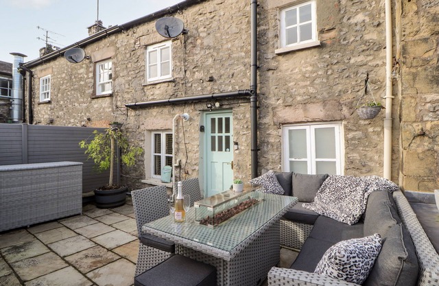 MARKET SQUARE MAISONETTE, family friendly in Kirkby Lonsdale
