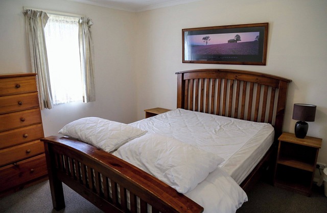 Marmot Lodge - Group accommodation 30km to Hotham, walk to pubs/cafes