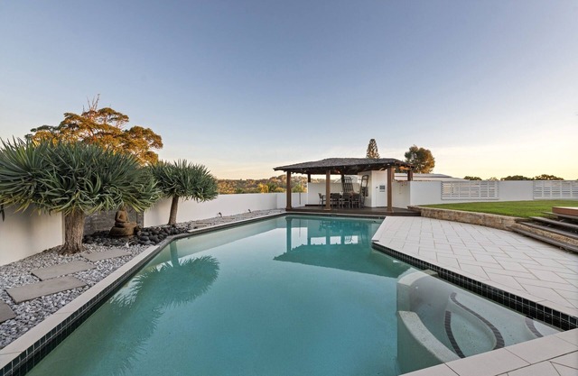 Maroochydore 5-Bed Retreat with Pergola & Bar