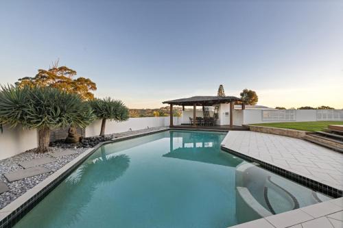 Maroochydore 5-Bed Retreat with Pergola & Bar