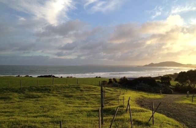 Marrawah Beach Bungalow, planta abierta que vive en una colina con vista.