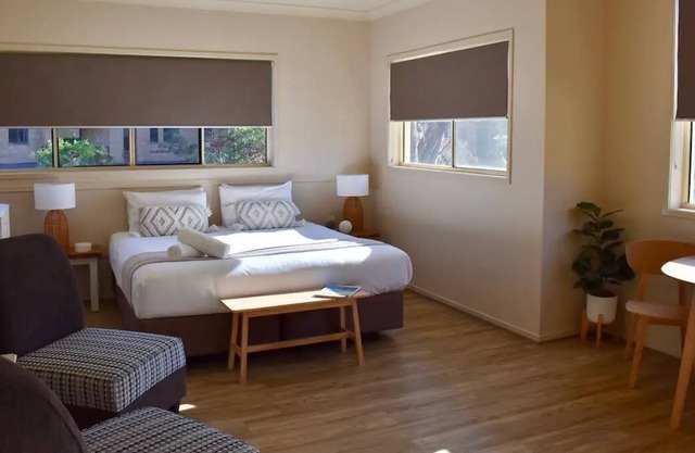 Marty's at Little Beach, King Bed Studio w Pool