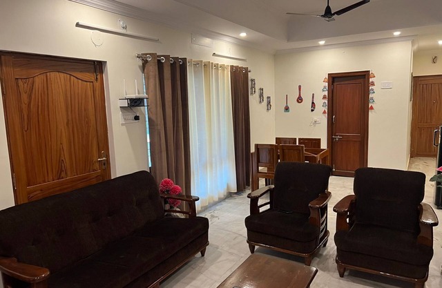 Maruthi Villa, Walkable to Beach. Pet-Friendly!