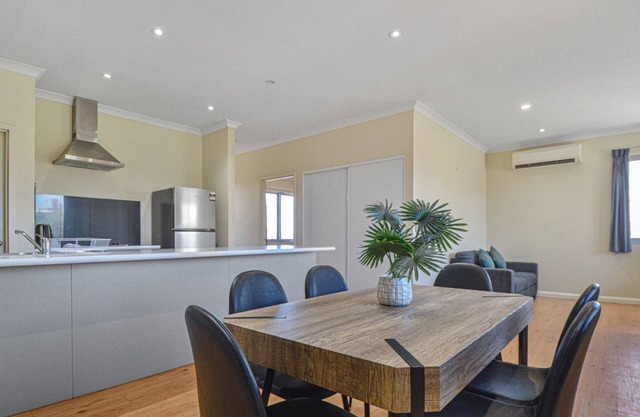 Marvellous McKay 3x2 Close to CBD