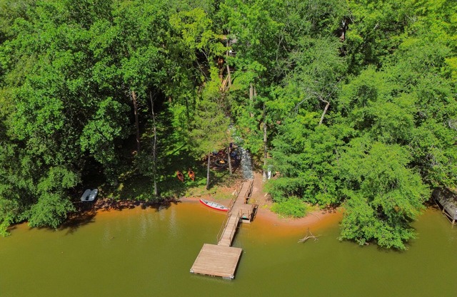 Marvelous 3-bedroom home on High Rock Lake