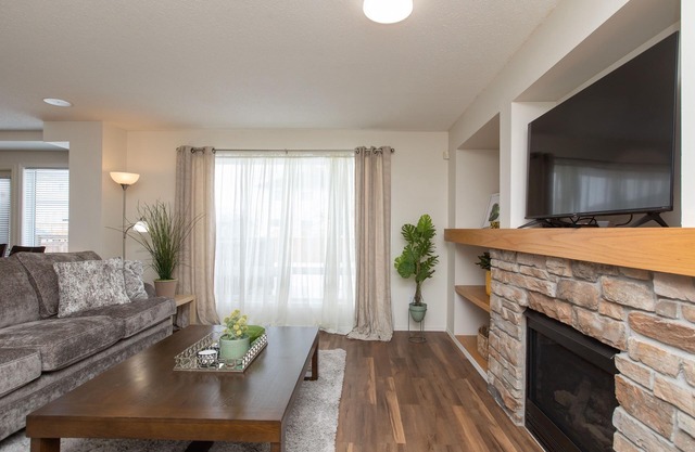 Marvelous Bedroom House on Comdale