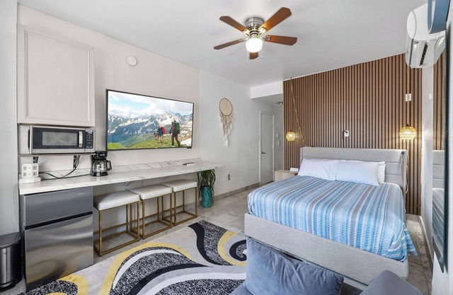 Marvelous hotel with AC in vibrant Miami Beach 2 minutes walking to Beach fumes