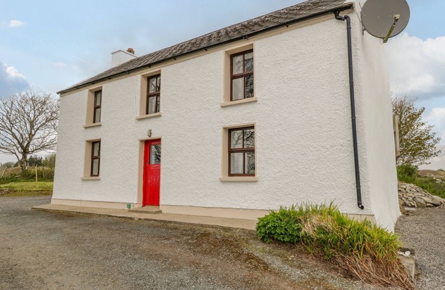 MARY KATE'S COTTAGE, pet friendly in Narin, County Donegal