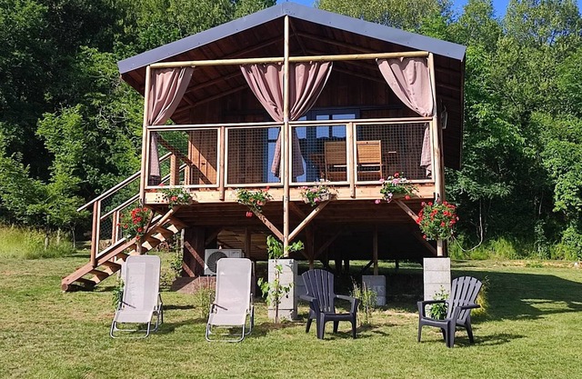 Maryflo hut ( 2 )
