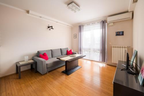 Marywilska 67 Inviting Apartment by BookingHost