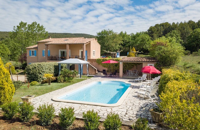 Mas 12 pers heart Luberon, air-conditioned, swimming pool, wooded land 5000 m2,