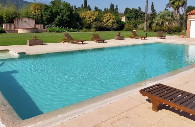 MAS CLASSE 4 STARS WITH SWIMMING POOL ON 8000M ² OF GARDEN 30 MINS FROM THE BEACHES