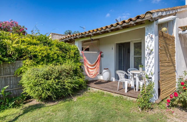 'Mas Des Cypres-Ensemble De 4 Mazets' con terraza privada, jardín compartido y Wi-Fi