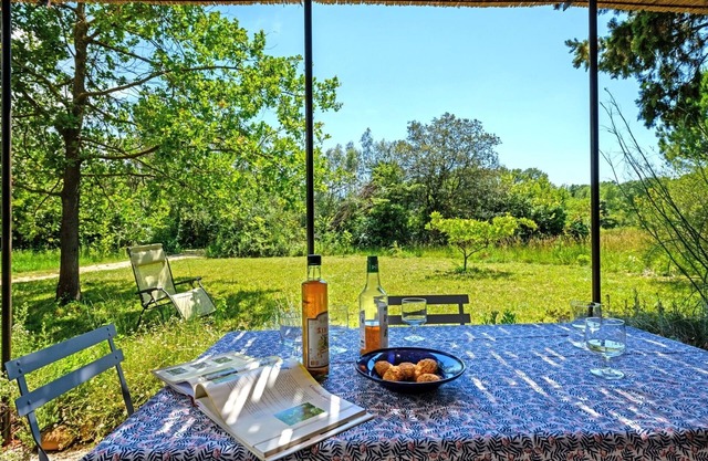 Casa-Mas de l'aube-Baño en la habitacion-Vista al campo