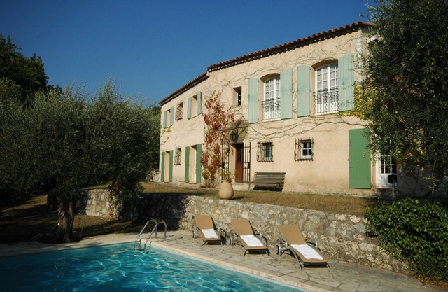 Mas des Corneilles, casa grande en jardín privado privado con piscina y muchos olivos