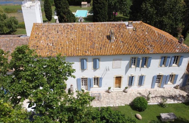 Mas du Versadou, dans un espace naturel protégé, piscine couverte chauffée toute l'année, Spa et salle de jeux