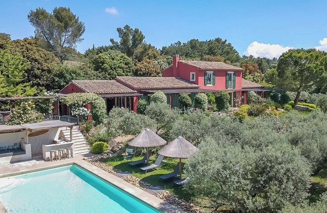 Mas Elaïa, with views on the Alpilles, facing St. Rémy de Provence.