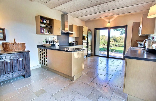 Mas for rent in Ansouis (South Luberon) in the middle of the vineyards