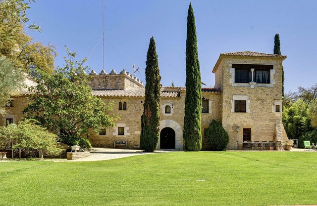Mas Joanmiquel, Mas Joanmiquel - Masía del siglo XVI con bosque privado