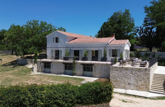 Mas near Goult w lavender fields & Luberon views, ensuite + a/c, new for 2025