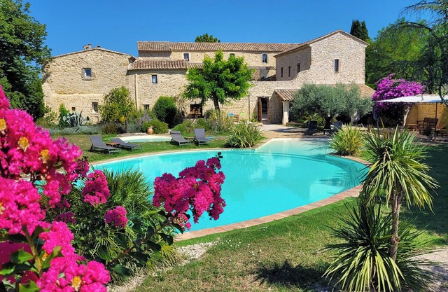 MAS-Provence, piscina muy grande cerca de Aviñón durante 15 a 23 personas