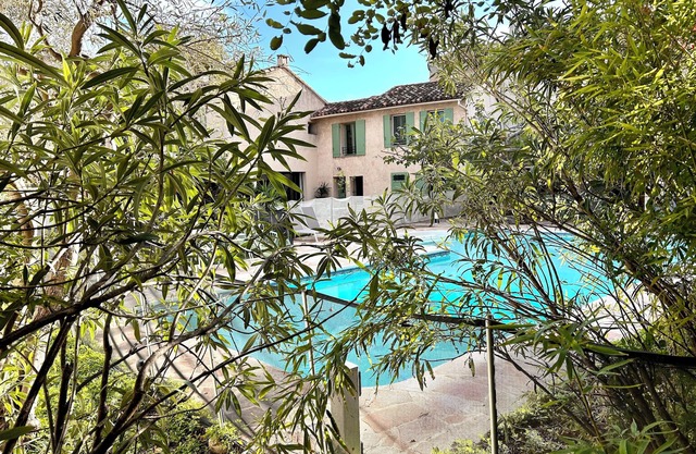 Mas provençal with large swimming pool near the beach and Velodrome