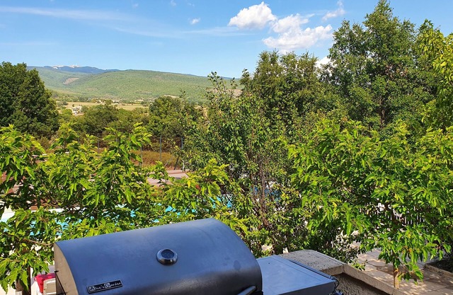 Provencal farmhouse with swimming pool and tennis