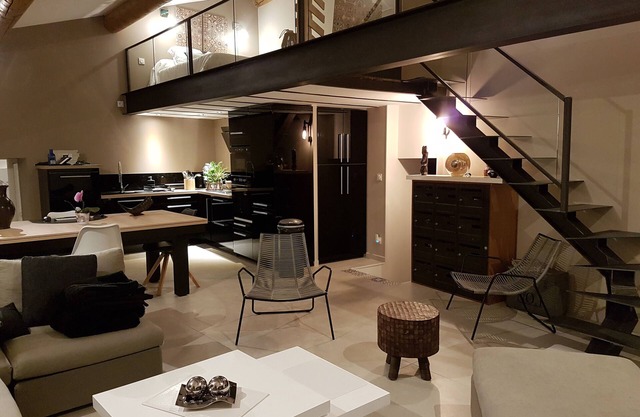 Mas con SPA privado en medio de viñedos, lavanda, al pie de las colinas.