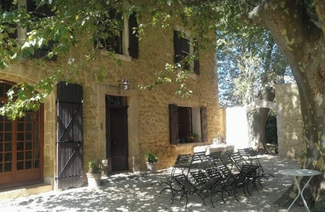 Mas with swimming pool, near Avignon, ideal for a family holiday.
