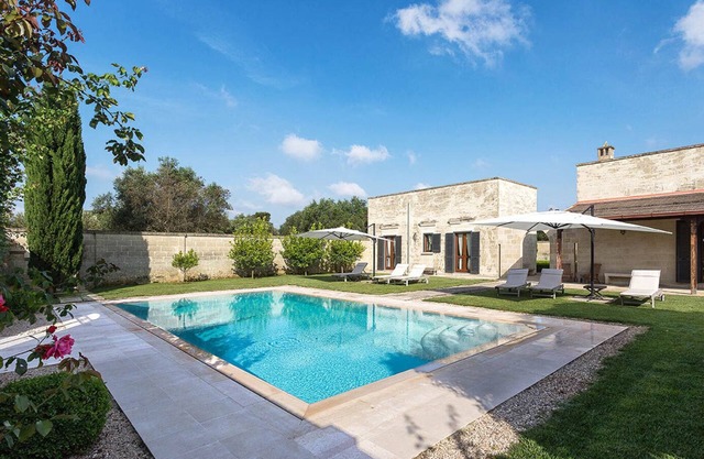 Masseria La Rosa con piscina infinita rodeada de olivos en Puglia