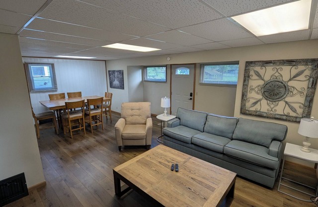 Massive 2-bedroom lower unit with fast WI-FI & in unit washer/dryer