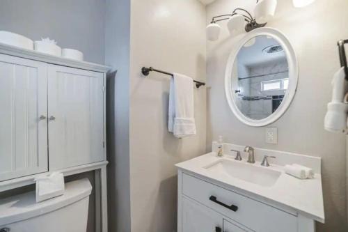 Massive 4 bedroom close to the strip!