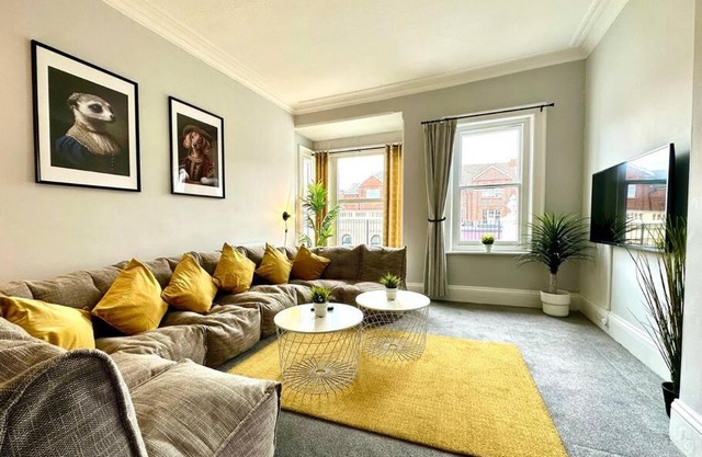 Massive 4 bedroom Duplex Apartment - Sleeps up to 10 People - Free Parking - 5 Minutes to the Best Beach! - Great Location - Fast WiFi - Smart TV - Newly decorated - sleeps up to 10! Close to Bournemouth & Poole Town Centre & Sandbanks