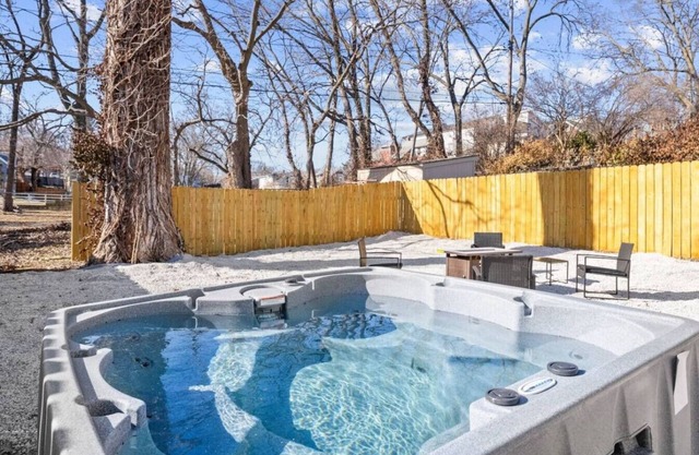Massive 5 bedroom with hot tub/Close to Plaza