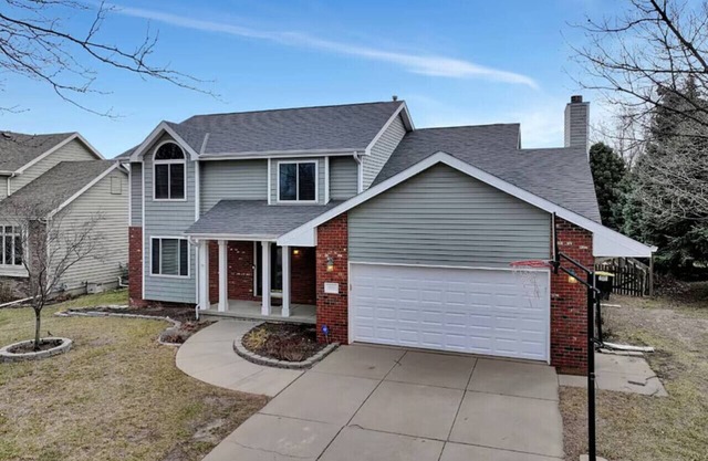 Massive 6 bedroom in a great area!